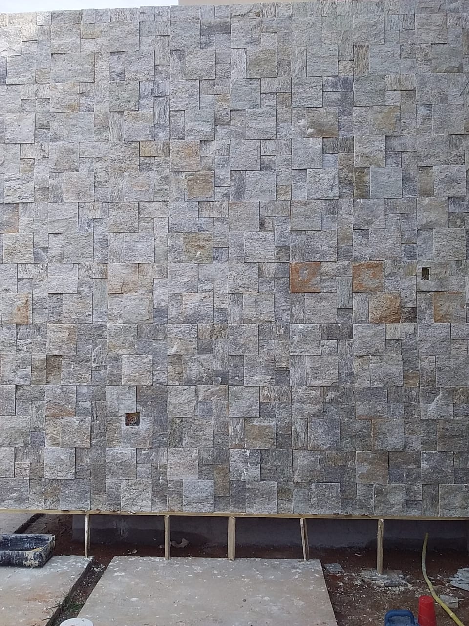 Mosaico Quartzito Cinza aplicado em projeto arquitetônico